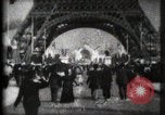 Standbild Eiffelturm Paris Frankreich, 1900, aus Sekunde 7 historischem Filmmaterial Videoclip 65675040582