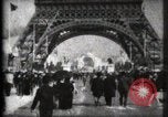 Standbild Eiffelturm Paris Frankreich, 1900, aus Sekunde 8 historischem Filmmaterial Videoclip 65675040582