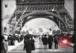 Standbild Eiffelturm Paris Frankreich, 1900, aus Sekunde 9 historischem Filmmaterial Videoclip 65675040582