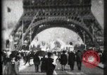 Standbild Eiffelturm Paris Frankreich, 1900, aus Sekunde 10 historischem Filmmaterial Videoclip 65675040582