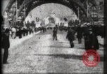 Standbild Eiffelturm Paris Frankreich, 1900, aus Sekunde 11 historischem Filmmaterial Videoclip 65675040582