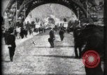 Standbild Eiffelturm Paris Frankreich, 1900, aus Sekunde 13 historischem Filmmaterial Videoclip 65675040582