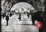 Standbild Eiffelturm Paris Frankreich, 1900, aus Sekunde 14 historischem Filmmaterial Videoclip 65675040582