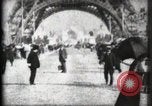 Standbild Eiffelturm Paris Frankreich, 1900, aus Sekunde 15 historischem Filmmaterial Videoclip 65675040582