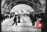 Standbild Eiffelturm Paris Frankreich, 1900, aus Sekunde 16 historischem Filmmaterial Videoclip 65675040582