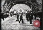 Standbild Eiffelturm Paris Frankreich, 1900, aus Sekunde 17 historischem Filmmaterial Videoclip 65675040582