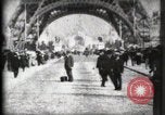 Standbild Eiffelturm Paris Frankreich, 1900, aus Sekunde 18 historischem Filmmaterial Videoclip 65675040582
