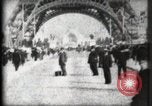 Standbild Eiffelturm Paris Frankreich, 1900, aus Sekunde 19 historischem Filmmaterial Videoclip 65675040582