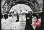 Standbild Eiffelturm Paris Frankreich, 1900, aus Sekunde 20 historischem Filmmaterial Videoclip 65675040582