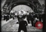 Standbild Eiffelturm Paris Frankreich, 1900, aus Sekunde 21 historischem Filmmaterial Videoclip 65675040582