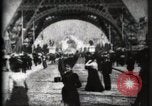 Standbild Eiffelturm Paris Frankreich, 1900, aus Sekunde 22 historischem Filmmaterial Videoclip 65675040582