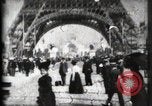 Standbild Eiffelturm Paris Frankreich, 1900, aus Sekunde 23 historischem Filmmaterial Videoclip 65675040582