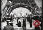 Standbild Eiffelturm Paris Frankreich, 1900, aus Sekunde 24 historischem Filmmaterial Videoclip 65675040582