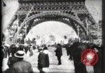 Standbild Eiffelturm Paris Frankreich, 1900, aus Sekunde 25 historischem Filmmaterial Videoclip 65675040582