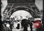 Standbild Eiffelturm Paris Frankreich, 1900, aus Sekunde 26 historischem Filmmaterial Videoclip 65675040582