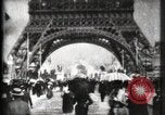 Standbild Eiffelturm Paris Frankreich, 1900, aus Sekunde 27 historischem Filmmaterial Videoclip 65675040582