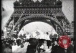 Standbild Eiffelturm Paris Frankreich, 1900, aus Sekunde 28 historischem Filmmaterial Videoclip 65675040582