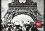 Standbild Eiffelturm Paris Frankreich, 1900, aus Sekunde 29 historischem Filmmaterial Videoclip 65675040582