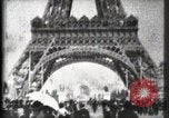 Standbild Eiffelturm Paris Frankreich, 1900, aus Sekunde 30 historischem Filmmaterial Videoclip 65675040582