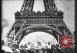 Standbild Eiffelturm Paris Frankreich, 1900, aus Sekunde 31 historischem Filmmaterial Videoclip 65675040582
