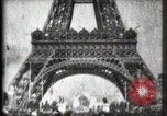 Standbild Eiffelturm Paris Frankreich, 1900, aus Sekunde 32 historischem Filmmaterial Videoclip 65675040582
