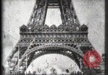 Standbild Eiffelturm Paris Frankreich, 1900, aus Sekunde 33 historischem Filmmaterial Videoclip 65675040582