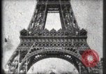 Standbild Eiffelturm Paris Frankreich, 1900, aus Sekunde 34 historischem Filmmaterial Videoclip 65675040582