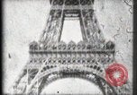 Standbild Eiffelturm Paris Frankreich, 1900, aus Sekunde 35 historischem Filmmaterial Videoclip 65675040582