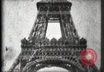 Standbild Eiffelturm Paris Frankreich, 1900, aus Sekunde 36 historischem Filmmaterial Videoclip 65675040582