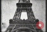 Standbild Eiffelturm Paris Frankreich, 1900, aus Sekunde 37 historischem Filmmaterial Videoclip 65675040582
