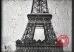 Standbild Eiffelturm Paris Frankreich, 1900, aus Sekunde 39 historischem Filmmaterial Videoclip 65675040582