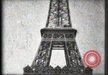 Standbild Eiffelturm Paris Frankreich, 1900, aus Sekunde 40 historischem Filmmaterial Videoclip 65675040582