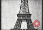Standbild Eiffelturm Paris Frankreich, 1900, aus Sekunde 41 historischem Filmmaterial Videoclip 65675040582