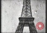 Standbild Eiffelturm Paris Frankreich, 1900, aus Sekunde 42 historischem Filmmaterial Videoclip 65675040582