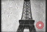 Standbild Eiffelturm Paris Frankreich, 1900, aus Sekunde 43 historischem Filmmaterial Videoclip 65675040582