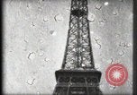 Standbild Eiffelturm Paris Frankreich, 1900, aus Sekunde 44 historischem Filmmaterial Videoclip 65675040582