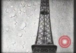Standbild Eiffelturm Paris Frankreich, 1900, aus Sekunde 45 historischem Filmmaterial Videoclip 65675040582