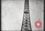 Standbild Eiffelturm Paris Frankreich, 1900, aus Sekunde 46 historischem Filmmaterial Videoclip 65675040582