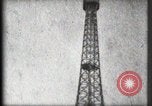Standbild Eiffelturm Paris Frankreich, 1900, aus Sekunde 47 historischem Filmmaterial Videoclip 65675040582
