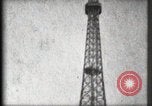 Standbild Eiffelturm Paris Frankreich, 1900, aus Sekunde 48 historischem Filmmaterial Videoclip 65675040582