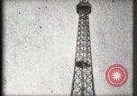 Standbild Eiffelturm Paris Frankreich, 1900, aus Sekunde 49 historischem Filmmaterial Videoclip 65675040582