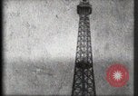 Standbild Eiffelturm Paris Frankreich, 1900, aus Sekunde 50 historischem Filmmaterial Videoclip 65675040582
