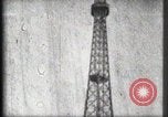Standbild Eiffelturm Paris Frankreich, 1900, aus Sekunde 51 historischem Filmmaterial Videoclip 65675040582