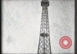 Standbild Eiffelturm Paris Frankreich, 1900, aus Sekunde 52 historischem Filmmaterial Videoclip 65675040582