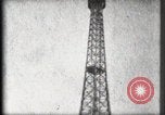 Standbild Eiffelturm Paris Frankreich, 1900, aus Sekunde 53 historischem Filmmaterial Videoclip 65675040582