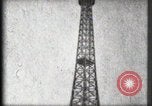 Standbild Eiffelturm Paris Frankreich, 1900, aus Sekunde 54 historischem Filmmaterial Videoclip 65675040582