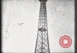 Standbild Eiffelturm Paris Frankreich, 1900, aus Sekunde 55 historischem Filmmaterial Videoclip 65675040582
