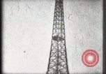 Standbild Eiffelturm Paris Frankreich, 1900, aus Sekunde 56 historischem Filmmaterial Videoclip 65675040582