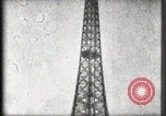 Standbild Eiffelturm Paris Frankreich, 1900, aus Sekunde 57 historischem Filmmaterial Videoclip 65675040582
