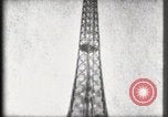 Standbild Eiffelturm Paris Frankreich, 1900, aus Sekunde 58 historischem Filmmaterial Videoclip 65675040582